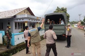 Petugas jamin keamanan harta benda pengungsi erupsi Gunung ibu