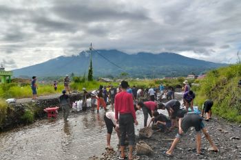 Warga dan Santri perbaiki akses jalan rusak karena banjir lahar dingin Marapi