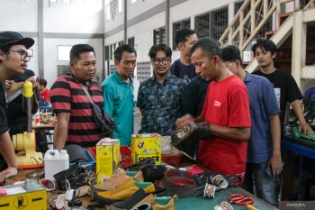 Pelatihan perbaikan sol sepatu