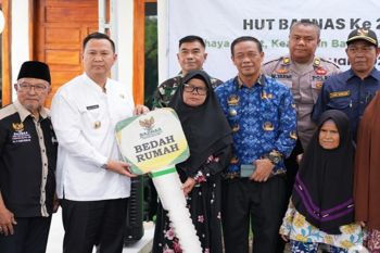 Pj Bupati Muara Enim serahkan kunci rumah layak huni