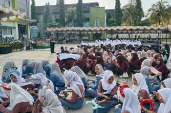 Polisi edukasi pelajar di Lombok Tengah agar tertib berlalu lintas