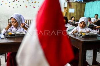 Prabowo defends free meal program, cites 99.99 percent success rate