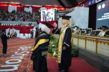 Kisah inspiratif Mira Rozanna raih gelar Doktor lulusan terbaik satu