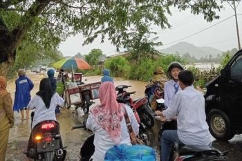 Banjir di Dompu, lalu lintas menuju dua kecamatan terputus