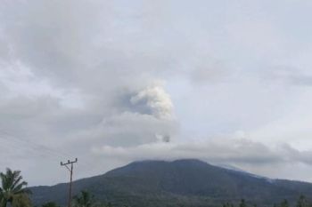 Gunung Lewotobi  kembali erupsi setinggi 1.300 meter