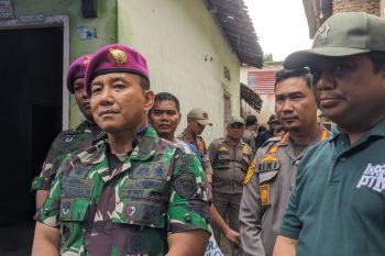 Prajurit TNI bantu bersihkan lumpur usai terjadinya banjir di Bandarlampung