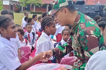 Kodim 1715 Yahukimo bagikan bingkisan KSAD untuk pelajar di Dekai