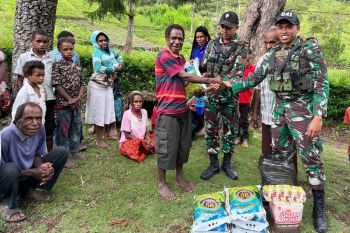 Satgas TNI Yonif 641 bagikan bahan makanan ke warga Distrik Kurima