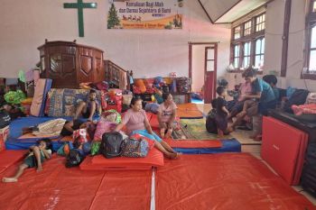 Pengungsian erupsi Gunung Ibu diperluas menjadi 12 lokasi