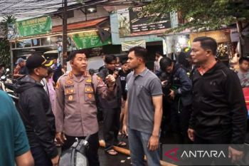 Polisi tutup jalan di sekitar lokasi kebakaran untuk permudah evakuasi