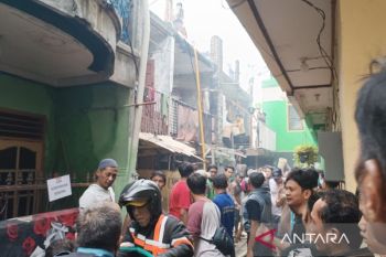 Warga bersama petugas berjibaku padamkan kebakaran di Mangga Dua