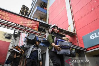 Kriminal kemarin, saksi kebakaran Glodok hingga mobil TNI tabrak orang