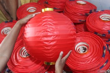 Produksi lampion Imlek di Malang