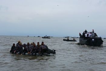 TNI AL terjunkan tiga ranpur Amfibi LVT bongkar pagar laut di perairan Tangerang Banten