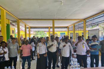 BPN Mimika serahkan 233 sertifikat PTSL bagi warga Distrik Iwaka