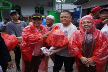 Fraksi PDIP DPRD Lampung salurkan bantuan ke korban banjir di Bandarlampung