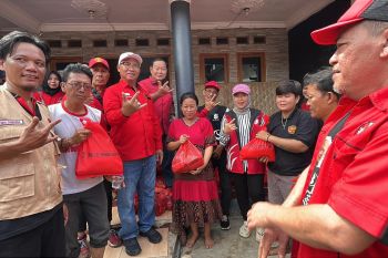 Anggota DPR RI Mukhlis Basri berikan bantuan korban banjir di Bandarlampung