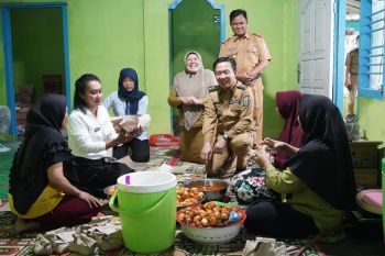 Pj. Bupati Pringsewu serahkan bantuan bagi warga terdampak banjir