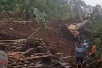 BPBD Jombang cari 2 warga diduga tertimbun tanah longsor