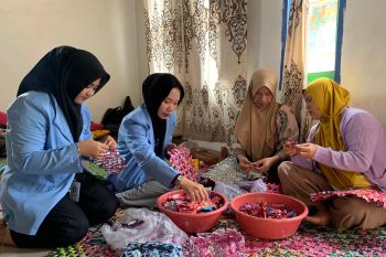 Mahasiswa KKN UIN Palembang ubah sampah jadi kerajinan tangan