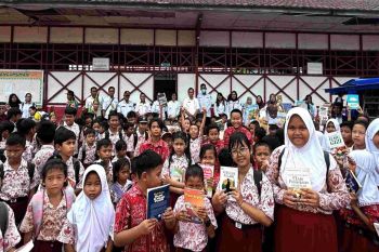 Mobil perpusling Disarpustaka layani tiga sekolah di Dadahup