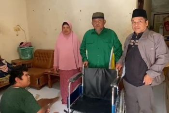 Baznas Bukittinggi serahkan kursi roda untuk warga disabilitas