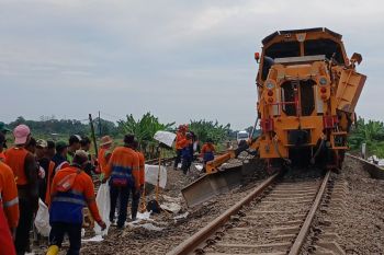 29 perjalanan KA masih dialihkan  akibat jalur rel di Grobogan terputus