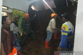 Dua desa di Sukabumi dilanda longsor dan angin puting beliung