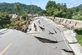 Jalan trans Sulawesi amblas