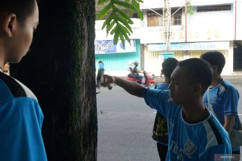 Pelajar Tulungagung gelar aksi cabut paku dan kerja bakti lingkungan