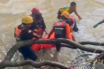Tim SAR gabungan evakuasi tiga jenazah mahasiswa Unhas yang hanyut di sungai Pattunuang Maros