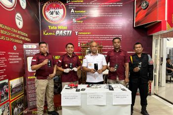 Petugas sita barang terlarang saat razia di Lapas Pekanbaru