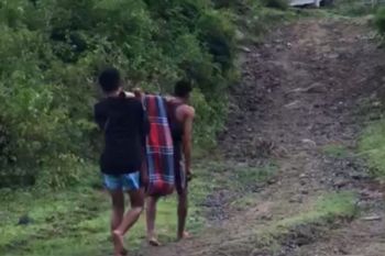 Akibat jalan rusak, seorang ibu hamil di Lombok Barat terpaksa ditandu