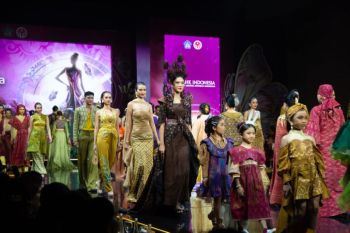 Dekranasda jadikan pagelaran busana picu tren fesyen wastra Bali