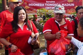 Komunitas orang Tionghoa Madiun menggelar bakti sosial jelang Imlek