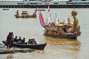 Lomba perahu hias di Sungai Batanghari