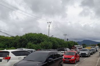 Arus lalu lintas menuju lokasi wisata Pantai Anyer macet