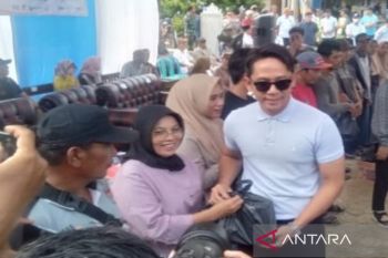 Pemkab Lamsel menyalurkan bantuan sembako bagi korban banjir
