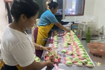 UMKM rumahan di Bali produksi kue teratai Imlek 40 Kg