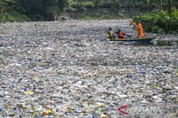 Sungai Citarum Lama dipenuhi sampah sejak awal Januari 2025
