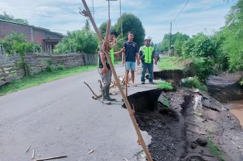 Sejumlah jalan dan jembatan di Bima-Dompu hampir terputus