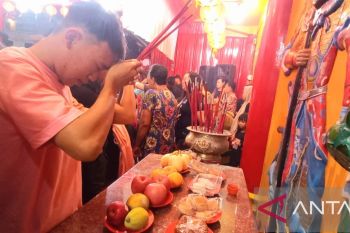 Imlek 2576 Kongzili, ratusan umat Tionghoa beribadah di Kelenteng Kwan Tie Miau