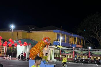 Masyarakat saksikan pertunjukan barongsai di Kelenteng Hok Tek Che Tanjungpandan