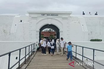 Ratusan wisatawan kunjungi Benteng Marlborough selama libur