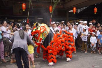 Warga Pasar Cokro buat piodalan isi barongsai sebagai wujud akulturasi