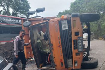 Polisi amankan truk penyebab kemacetan parah di Sitinjau Lauik