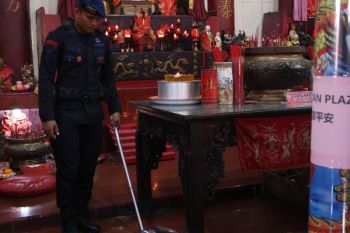Polda Kaltara Melaksanakan Sterilisasi di Klenteng Kong Hu Cu di Tarakan