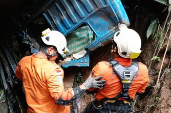 Dua korban truk colt diesel di rimbo malampah, Pasaman berhasil dievakuasi selamat