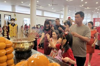 Ribuan warga Tionghoa padati Vihara Maitreya Batam di momen Imlek 2025