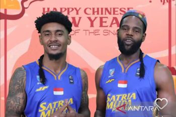 Pebasket Nash dan Lewis mengucapkan selamat Tahun Baru Imlek 2576 Kongzili